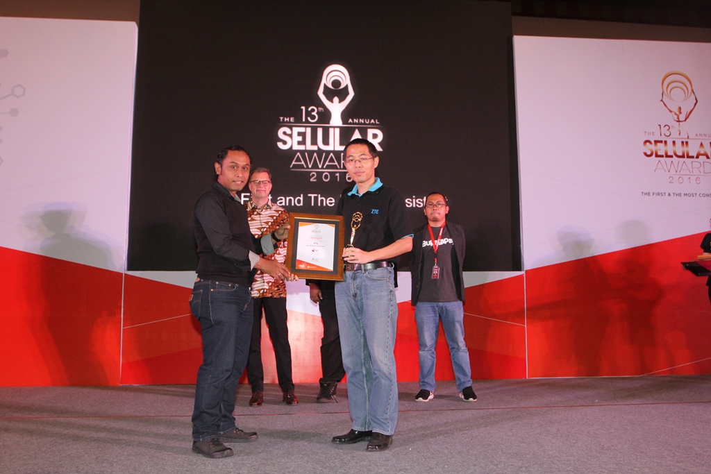 Mr. Gong Ming, Chief Technology Officer dari ZTE Indonesia, menerima penghargaan yang diberikan oleh Indra Khairuddin, Redaktur dari Selular Media Group
