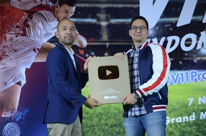 Raih 1 juta Subscribers, Google Serahkan Gold Play Button untuk Vivo Indonesia vivo gold play button